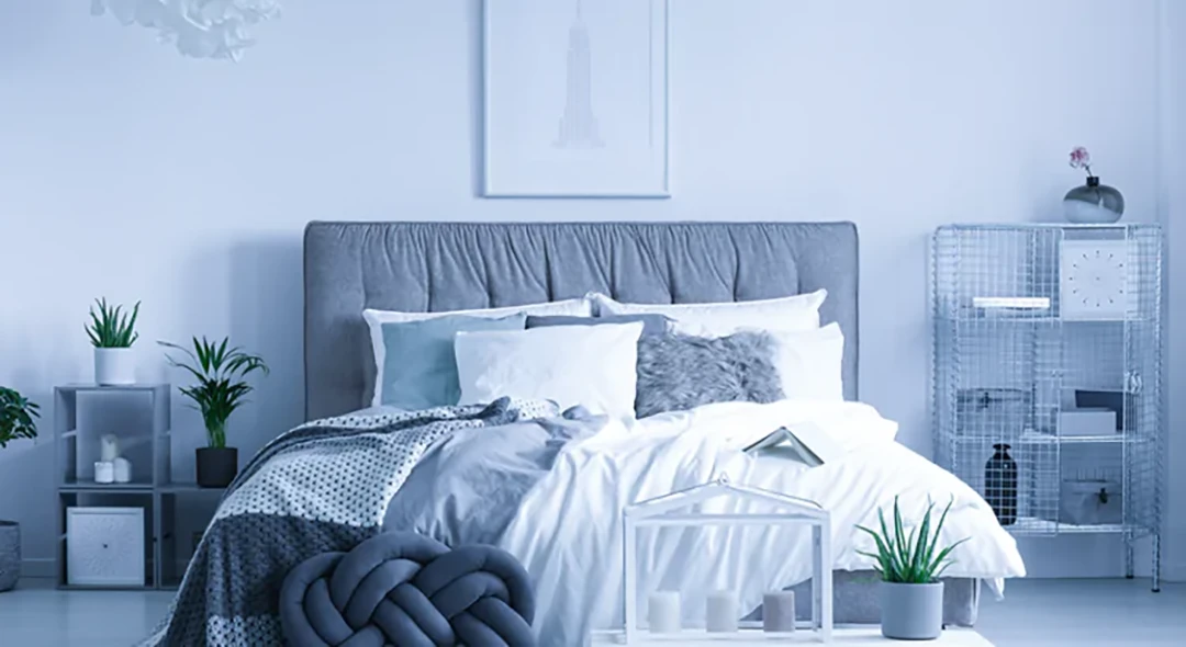 Quarto com cama e vasos de plantas para melhorar a qualidade do sono